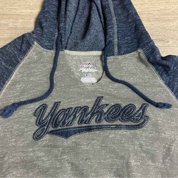 Majestic Yankees sweatshirt - Picture 2 of 2